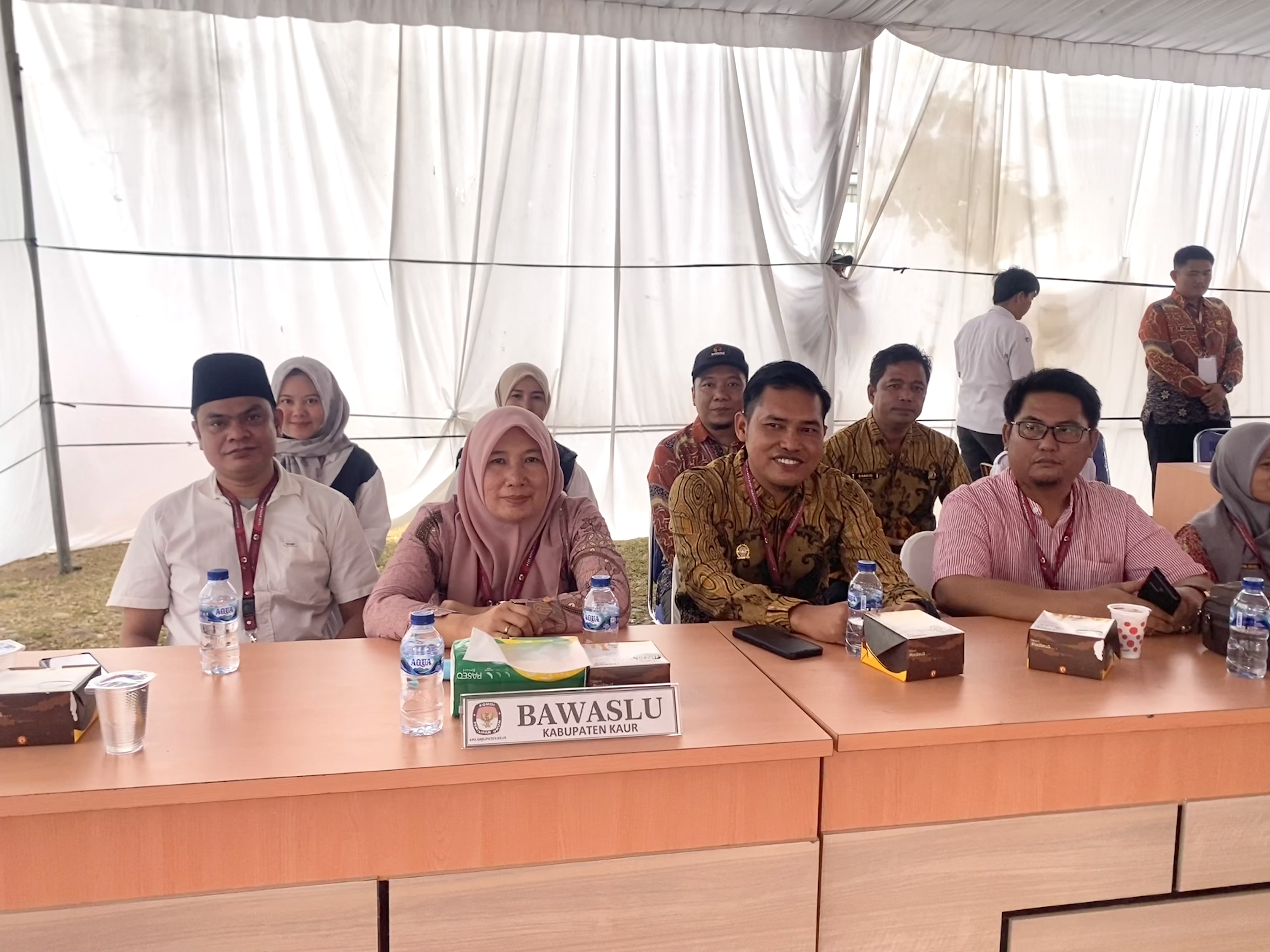 Ketua dan Anggota Bawaslu Kabupaten Kaur awasi proses pendaftaran Pasangan Calon Bupati dan Wakil Bupati di hari terakhir.