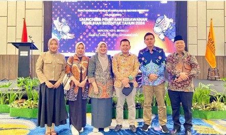 Anggota Bawaslu Kabupaten Kaur Kordiv HPPH dan Staf Bersama KPU Kabupaten Kaur dalam giat Launching Pemetaan Serentak Tahun 2024 di Mercure Hotel Bengkulu.