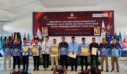 Ketua dan Anggota Bawaslu Kabupaten Kaur Hadiri penetapan nomor urut pasangan calon Bupati dan Wakil Bupati Kaur Tahun 2024