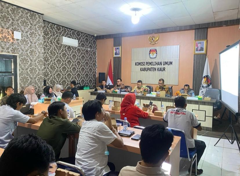 Kordiv HPPH Bawaslu Kabupaten Kaur Titi Firda Kusni, S.H.I Beserta staf hadiri rapat pleno terbuka rekapitulasi PDPB di KPU Kaur