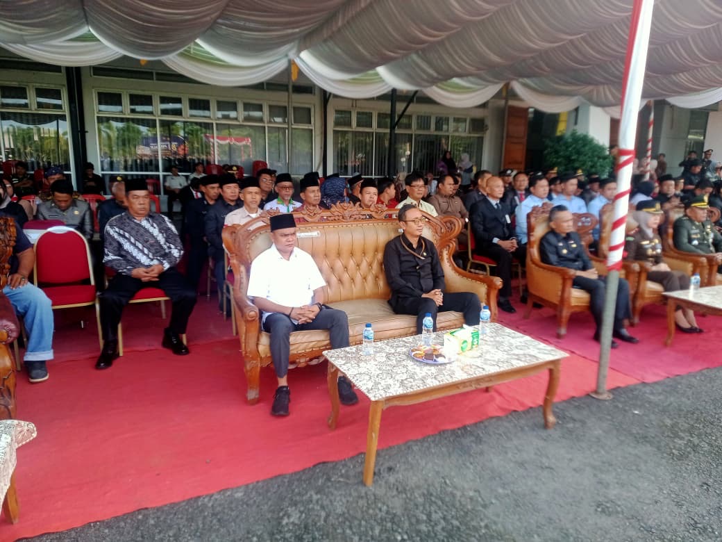 Ketua Badan Pengawas Pemilihan Umum (Bawaslu) Kabupaten Kaur Muslihuddin menghadiri upacara peringatan Hari Bhayangkara ke-80. Kegiatan ini dilaksanakan di Lapangan Markas Kepolisian Resor (Polres) Kaur pada Rabu, 1 Juli 2026.