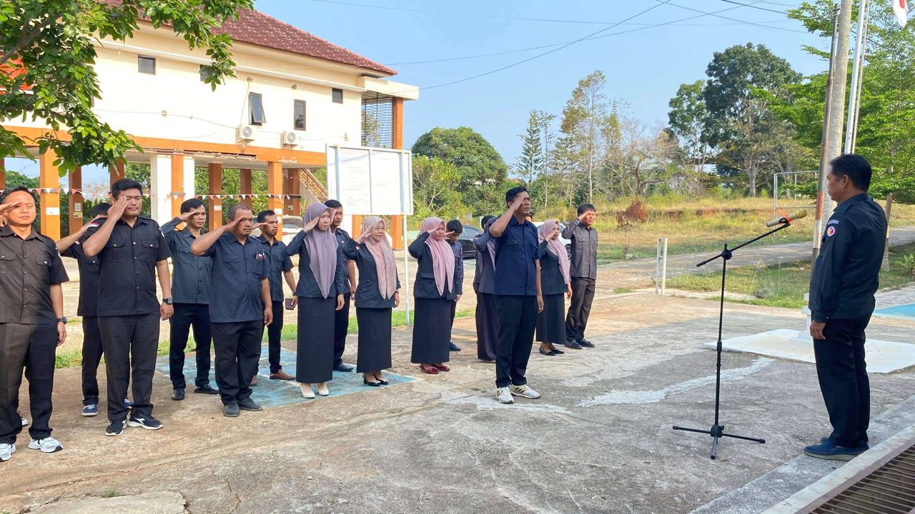 “Melalui apel pagi ini, mari kita terus menjaga kedisiplinan dan melaksanakan tugas dengan penuh tanggung jawab,” ujar Sisanto.