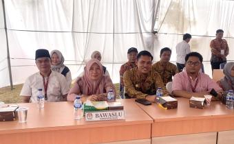 Ketua dan Anggota Bawaslu Kabupaten Kaur awasi proses pendaftaran Pasangan Calon Bupati dan Wakil Bupati di hari terakhir.