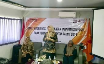 Anggota Bawaslu Kabupaten Kaur Kordiv HPPH pada saat membuka Giat Rapat Koordinasi Pengawasan Tahapan Kampanye pada Pilkada tahun 2024.