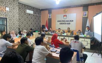 Kordiv HPPH Bawaslu Kabupaten Kaur Titi Firda Kusni, S.H.I Beserta staf hadiri rapat pleno terbuka rekapitulasi PDPB di KPU Kaur