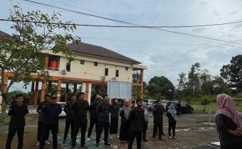 apel pagi di halaman kantor Sekretariat Bawaslu Kaur pada Senin (15/06/2026). Bertindak sebagai pembina apel kali ini adalah Bendahara Bawaslu Kaur, Muslimah, S.E