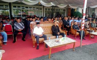 Ketua Badan Pengawas Pemilihan Umum (Bawaslu) Kabupaten Kaur Muslihuddin menghadiri upacara peringatan Hari Bhayangkara ke-80. Kegiatan ini dilaksanakan di Lapangan Markas Kepolisian Resor (Polres) Kaur pada Rabu, 1 Juli 2026.