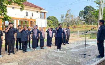 “Melalui apel pagi ini, mari kita terus menjaga kedisiplinan dan melaksanakan tugas dengan penuh tanggung jawab,” ujar Sisanto.